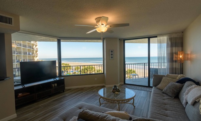 Daytona Beach Shores Condominio | Multiple balconies in spacious oceanfront beach Condo