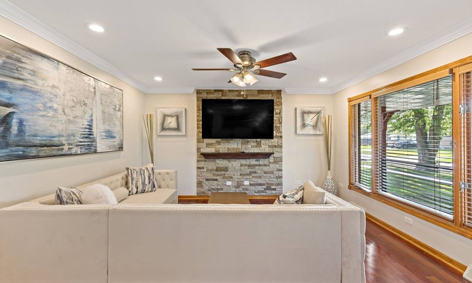 Hammond Casa | Munster Hideaway, near chicago. Luxurious Living fully Furnished to impress you!