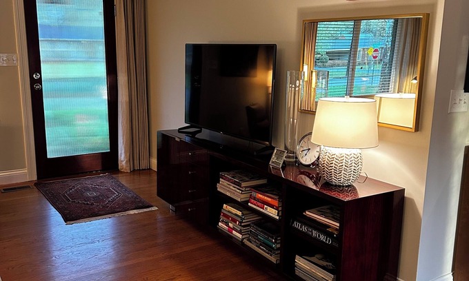 Murfreesboro Casa | Murfreesboro Mid-Century Modern with AC, WiFi