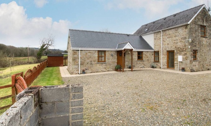 Llandysul Casa | Murmur y Ceri in the beautiful Llandysul