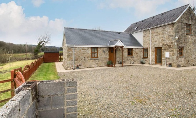 Llandysul Casa | Casa de vacaciones de piedra de Gales construida con el río Ceri que pasa por el corral en la parte inferior de la