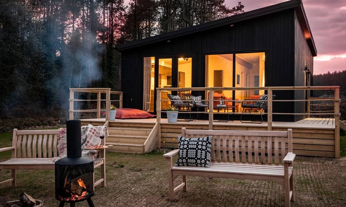 Dwyran Cabaña | MURMUR Y COED, pet friendly, character holiday cottage in Newborough