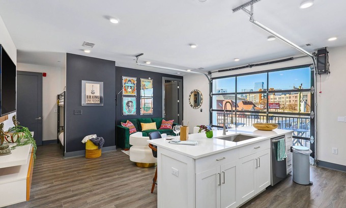 Rolling Mill Hill Condominio | Muse | City-view third-floor condo with private balcony & AC