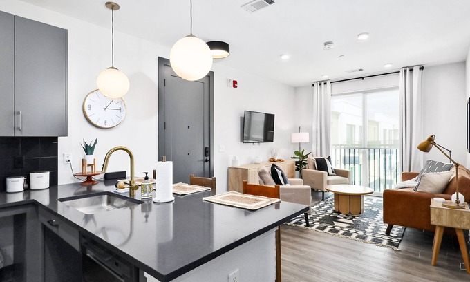 Rolling Mill Hill Condominio | Muse | Contemporary condo in central location with rooftop lounge & central AC