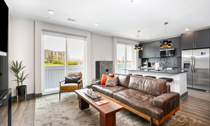 Rolling Mill Hill Apartamento | Muse Contemporary second-floor condo with high-speed WiFi, central AC & balcony