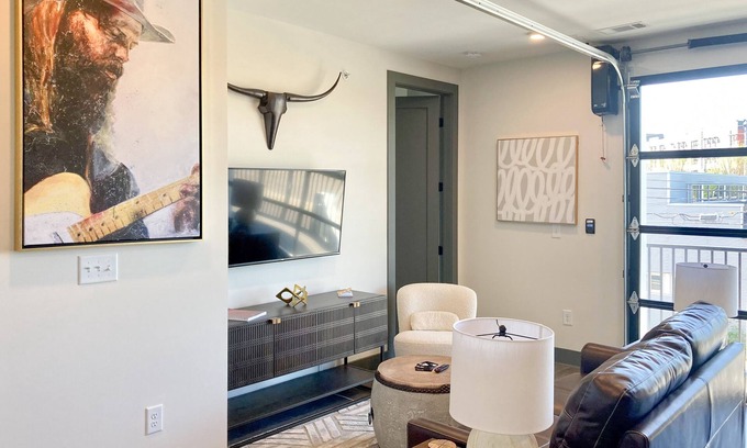 Rolling Mill Hill Condominio | Muse | Sleek & stylish condo with central AC, full kitchen & fitness room