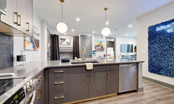Rolling Mill Hill Condominio | Muse | South Downtown Music City condo with balcony, gym & central A/C