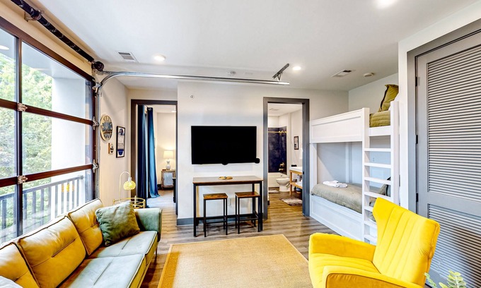 Rolling Mill Hill Apartamento | Muse - The Flat - upscale condo near top attraction with a rooftop lounge & gym