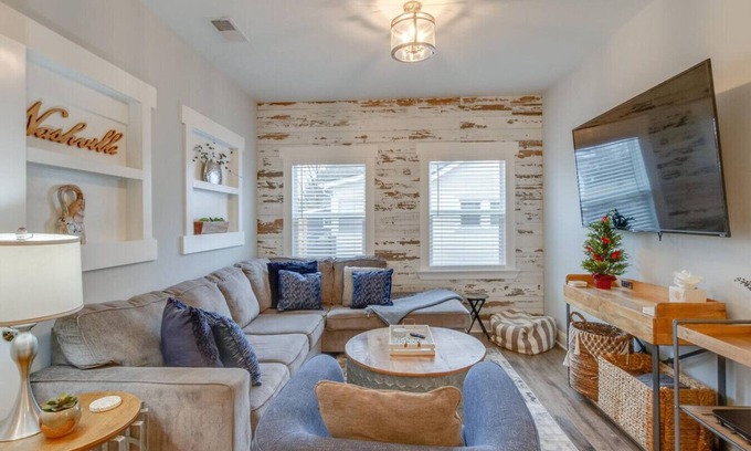 Woodbine Casa | Music City Charmer - Tons of Beds- 30 Day Minimum