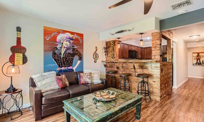 North Capitol Condominio | Music City Living - 2BR/2BA Riverfront Paradise with FREE PARKING