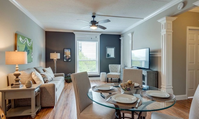 Downtown Nashville Condominio | Condominio de Music Row en Spence Manor / Guitar Shaped Pool
