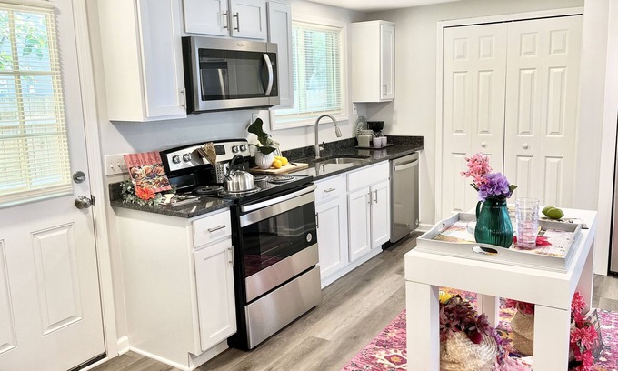 Detroit Casa | Must Stay 5BD| Full Kitchen| Roku TV| Free Wifi