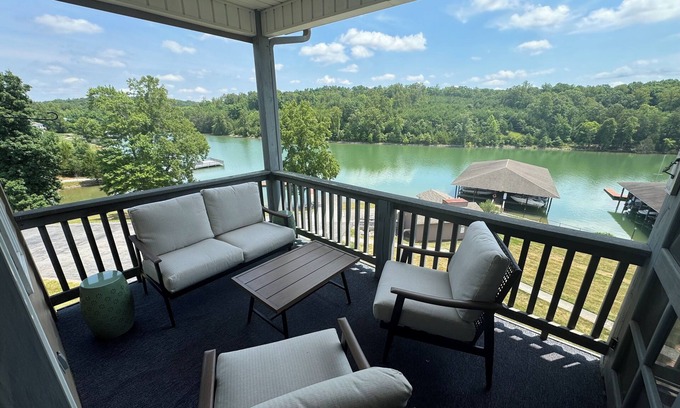 Smith Mountain Lake Apartamento | MV37 Corner Waterfront Mariners: 2 Bedroom