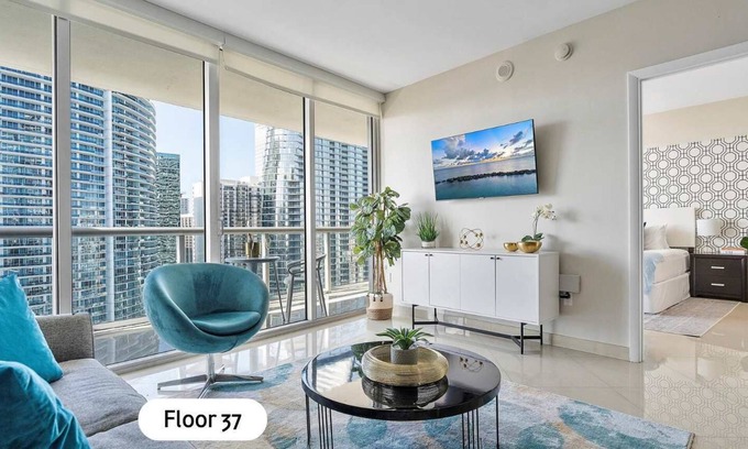 Downtown Miami Apartamento | MVR - High-Rise Escape with Spa Access