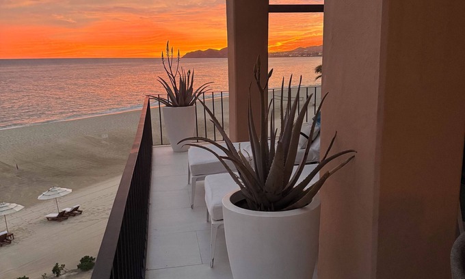San Jose del Cabo Condominio | Frente al mar moderno - Completamente remodelado