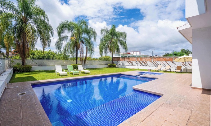 Lomas de Cocoyoc Casa | Spacious 5-Bedroom Oasis with Pool & BBQ