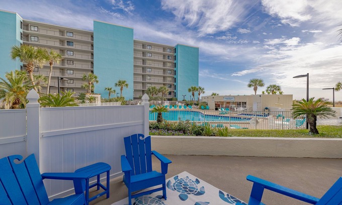 Panama City Beach Apartamento | PLANTA BAJA FRENTE CON PATIO! Sillas de playa GRATIS A PARTIR DEL 1 DE MARZO DE