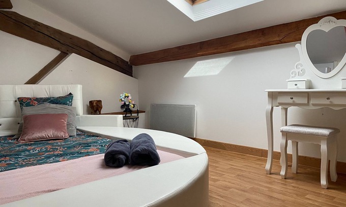 Socourt Condominio | My Love Room with private whirlpool & romantic decor by BoookingFuté