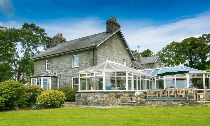 Criccieth Cabaña | Mynydd Ednyfed - a sea view that sleeps 21 guests in 10 bedrooms