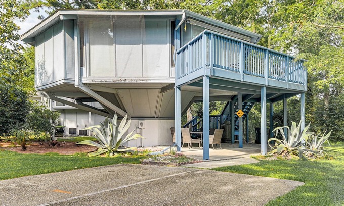 Surfside Beach Casa | ‘Myrtle Beach Tree House' w/ Deck ~ 7 Mi to Beach!