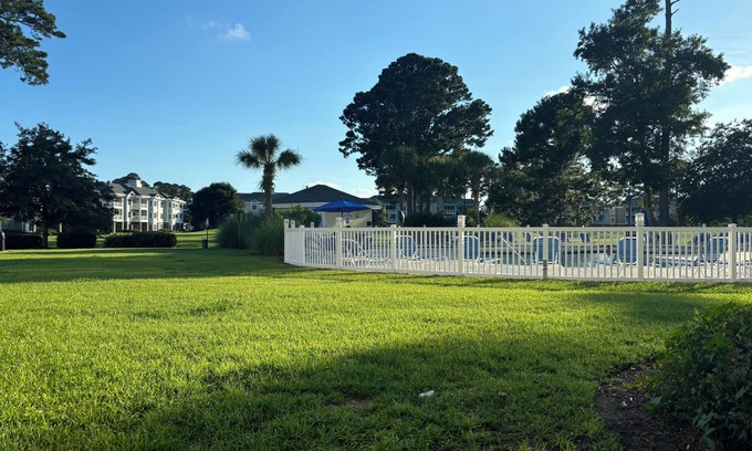 Central Myrtle Beach Condominio | Myrtlewood 2-bedroom condo accepting pets. Pool in the backyard