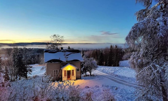 Are Casa | Mysigt hus med utsikt över fjäll och älv.