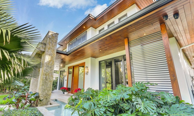 South Miami Casa | Mystique: Luxe Modern Villa, Pool, Hot Tub, Gym, & Wet Bar!