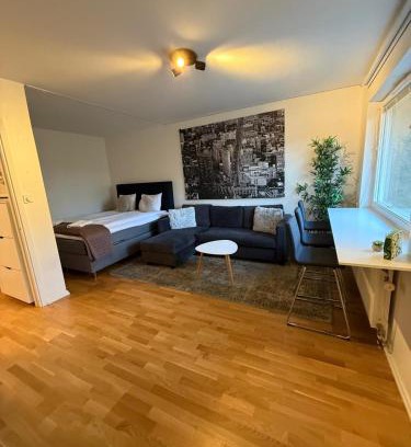 Hasselby Apartamento | Nära metro, stranden och skogen.