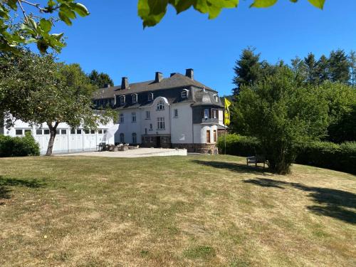 Adenau Casa | Nürburgring Ferienhaus m. Parkplatz - Klima - Garten und viel Platz