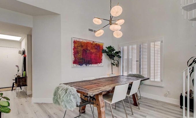 Pacific Palisades Condominio | "Your Ideal Coastal Retreat! Walking Distance to Everything You Need!