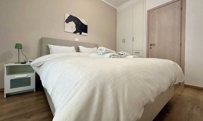 Petralona Apartamento | N27 Purple Rainbow