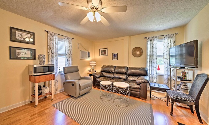Nags Head Apartamento | ¡NUEVO! Nags Head Apt w / Patio- .5 millas a pie de playa!