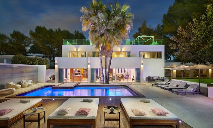 Santa Eulalia del Rio Casa | Namaste y bienvenido a Casa India Ibiza. La villa de lujo por excelencia en Ibiza.