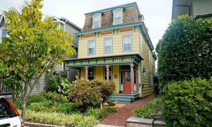 Historic District Casa | Namaste at the Bay - Casa histórica en 2nd Street, cerca de las tiendas del centro