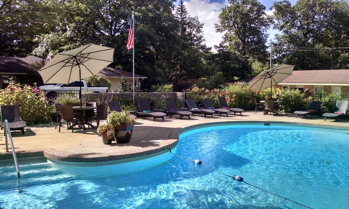 Saugatuck Complejo | Named 1 of 17 Most Retro Motels in America epitomizing old school ambiance!