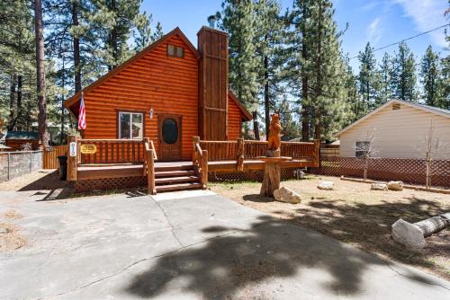 Peter Pan Casa | Nana Bear Manor - Quiet and spacious log cabin with hot tub perfect for a mountain getaway!