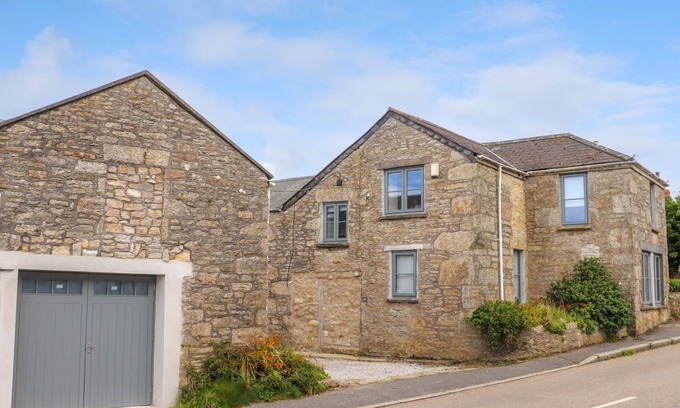 St Just Casa | NANCHERROW STUDIO, pet friendly, with hot tub in St Just