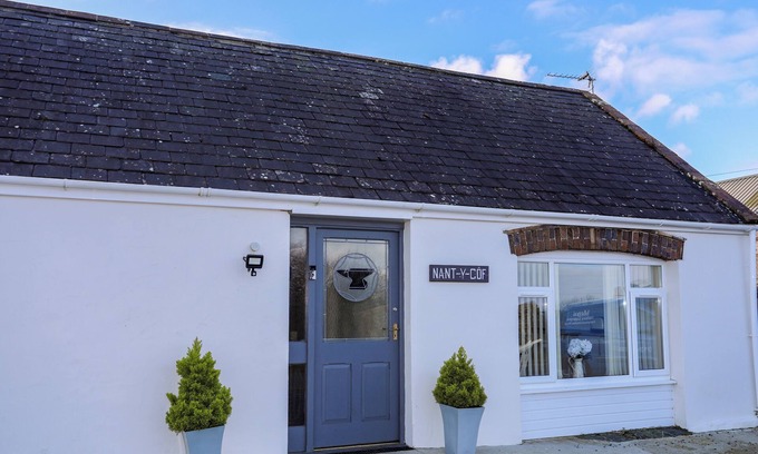 Cylch-Y-Garn Cabaña | NANT Y GOF, pet friendly, character holiday cottage in Cemaes Bay
