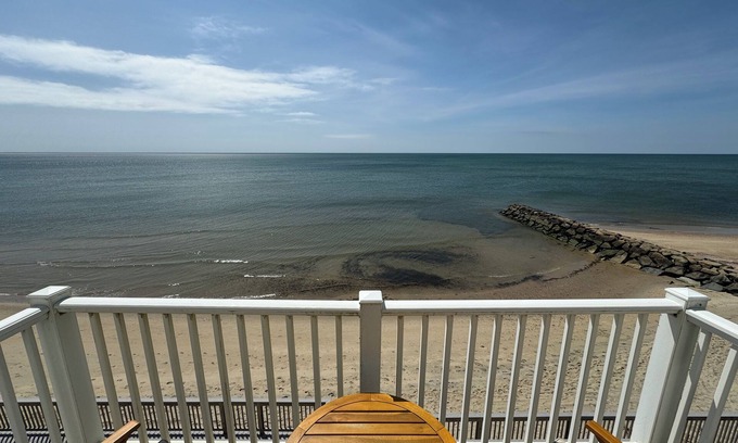 Barnstable County Casa | Nantucket Sound Dream! Exceptional Tri-Level Ocean Heights Condominium, Offering Waterfront Living!