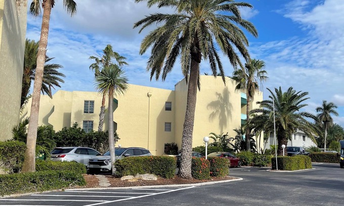 Palm River Estates Condominio | Naples Florida two bedroom Condo