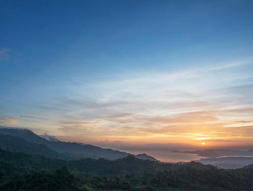 Laurel Cama Y Desayuno | Narra Hill Tagaytay