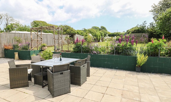 Cosheston Casa | NASH LODGE, pet friendly, country holiday cottage in Pembroke
