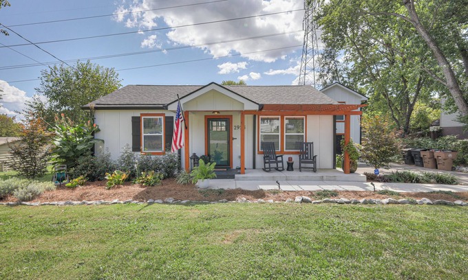 Cloverhill Casa | Nashville Carriage House - Charming comfy 4BR, 3BA w hot tub, firepit and albums