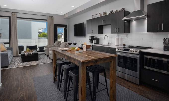Edgehill Condominio | Nashville Condo--Walking Distance to The Gulch, Free Parking, Private Balcony