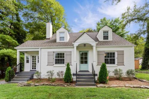Bluefields Casa | Nashville's Cumberland Cottage With Hot Tub