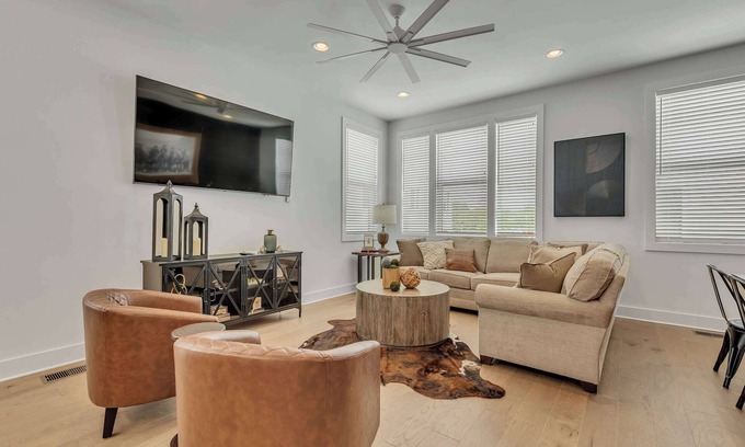 South Nashville Casa | Nashville's Newest + Captivating DT Views +11 Beds