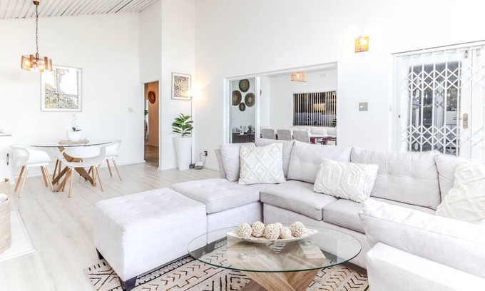 Bellville Otro | Nassau Crescent by CTHA