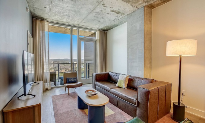 Rainey Street Historic District Condominio | Natiivo Austin condo - amazing lake-view balcony - rooftop pool & gym
