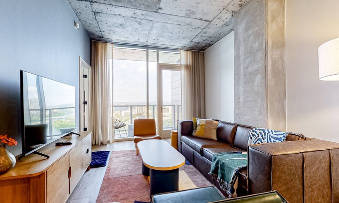 Rainey Street Historic District Condominio | Natiivo Austin condo with lake-view balcony, pool & gym
