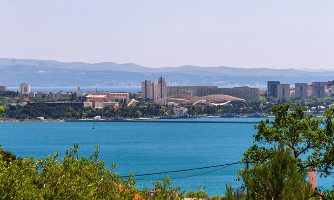 Kastel Sucurac Apartamento | Pájaros nativos cantando desde el acogedor y bien conectado SeaView Apartment hasta Split